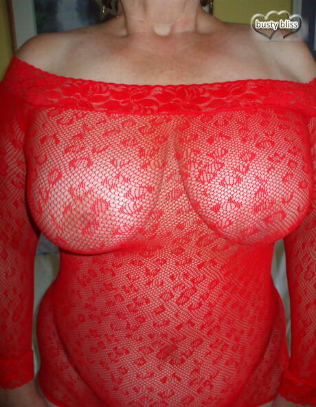 TAC Amateurs are pleased to offer you a free photos featuring Busty Bliss in work with hand on cock